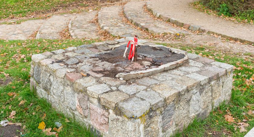 Bytów. Powstają nowe rzeźby rycerzy