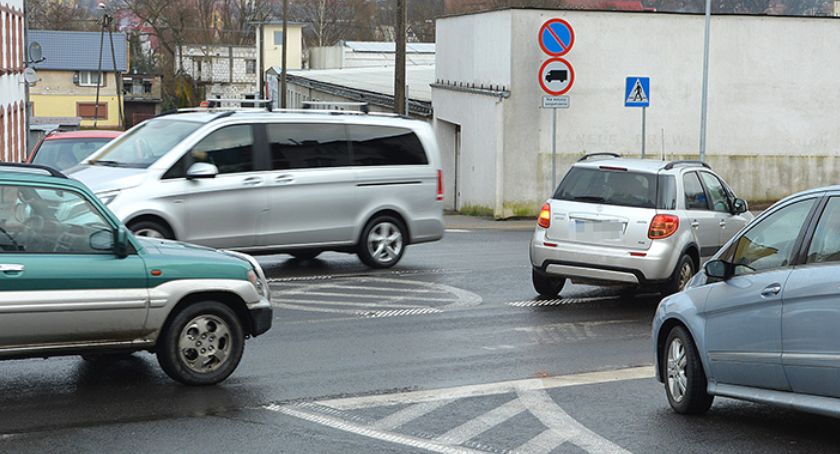 Skrzyżowanie ulic Tartacznej, Drzymały i Szarych Szeregów w Bytowie. Jak jeździć?