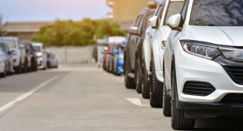 Naprawa samochodu w autocasco – jakie są warianty i co wpływa na cenę polisy