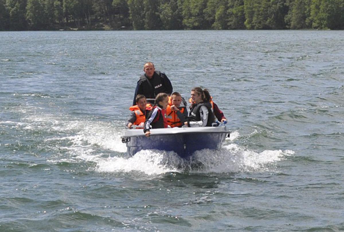 Z łodzi kontrolują nietrzeźwych plażowiczów