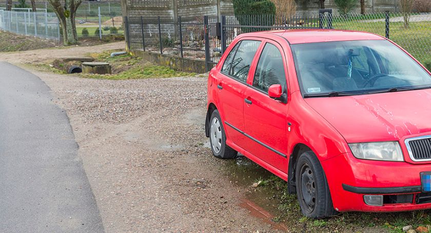 Czerwona Skoda w Łąkiem od pół roku stoi zapomniana