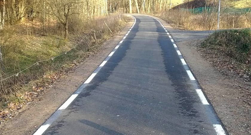 Złe oznakowanie ścieżki rowerowej na starym nasypie