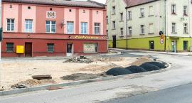 Nazwa skwerku przy skrzyżowaniu ulic Sikorskiego i Pochyłej w Bytowie
