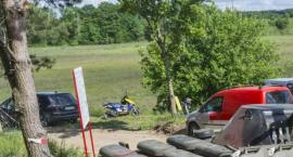 Parking przy torze motocrossowym w Tuchomiu