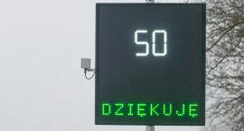 Zniszczona tablica radarowa w Borzytuchomiu