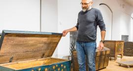 Wystawa ludowych kufrów i skrzyń w Muzeum Zachodniokaszubskim w Bytowie