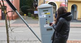 Zniszczone znaki i parkomat. Wypadek na ul. Wojska Polskiego w Bytowie