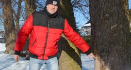 Suche konary nad jeziorem w Sominach. Kto ma je wyciąć?