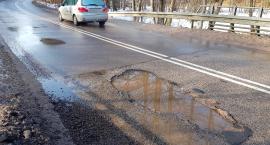 Drogowcy łatają dziury na bytowskich drogach