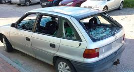 Mężczyźni zdemolowali auto na ul. Kochanowskiego w Bytowie