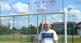 Ścieki zalewają podwórko Bożeny i Jana Mruków z Parchowa