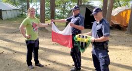 Policjanci odzyskali flagę i harcerski proporzec