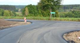Nowy asfalt na powiatówce w Krosnowie i przebudowa skrzyżowania