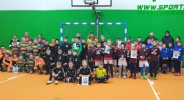 Kaszubia Studzienice zwyciężyła w mikołajkowym turnieju halowej piłki nożnej w Niepoględziu