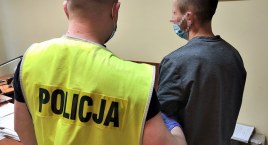 W Czarnej Dąbrówce mężczyzna pił wodę z kałuży