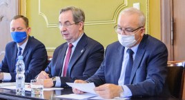 Mniej pieniędzy na naukę języka kaszubskiego. O subwencji w Bytowie mówili poseł Konwiński i senator Lamczyk