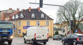 Uszkodzona sygnalizacja świetlna na skrzyżowaniu ulic Sikorskiego i Kochanowskiego w Bytowie
