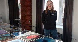 Katarzyna Datkiewicz maluje zainspirowana zdjęciami z  teleskopu Hubble’a