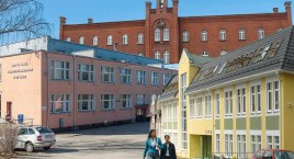 Ilu uczniów deklaruje naukę poza powiatem? Znamy wyniki ankiety