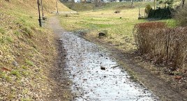 Czy to próba odtworzenia zamkowej fosy? Woda zalewa ścieżkę pod wzgórzem zamkowym w Bytowie