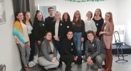 Koncert młodzieży z Zespołu Szkół Ekonomiczno-Usługowych w Bibliotece Pedagogicznej w Bytowie