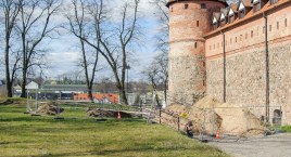 Nie powinny się rzucać w oczy. Nowe śmietniki na zamkowym wzgórzu 
