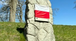 Polska flaga na starym obelisku obok zamku w Bytowie