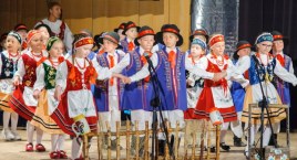 Przedszkolaki i uczniowie szkół podstawowych zatańczyli kaszubskie tańce
