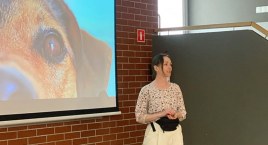 Czy psa coś gryzie, gdy gryzie? - zajęcia dogoterapeutki Joanny Kowalik w bytowskim ogólniaku
