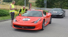 30 aut, a każde za średnio 1,5 mln złotych. Bytów na trasie Ferrari Corsa Baltica