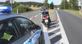 W Mądrzechowie motocyklista był tak pijany, że przewrócił się na jezdnię