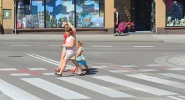 Wchodzisz na przejście dla pieszych, rozmawiając przez telefon? Nie powinieneś