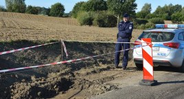 Granaty na poboczu drogi powiatowej koło Modrzejewa