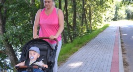 Nowy chodnik wzdłuż powiatówki w Jasieniu. Mieszkańcy czekają na wiecej