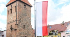 Na placu Garncarskim w Bytowie stanął maszt flagowy