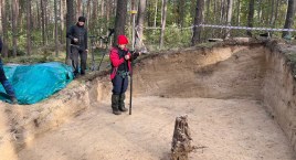 Niewielkie wzgórki w lesie długo nie zawracały niczyjej uwagi. Tajemnice bytowskiej Smolarni