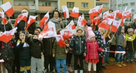 Dzieci z bytowskich przedszkoli i szkół odśpiewały hymn Polski na bytowskim rynku
