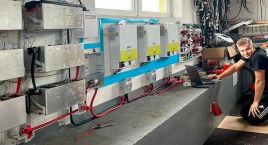 Domowa instalacja elektryczna na... baterie z samochodu? Za jej budowę zabrał się Marek Jank z Modrzejewa 