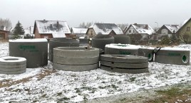 Budowlańcy przywieźli betonowe elementy. Remont ul. Piłsudskiego w Bytowie