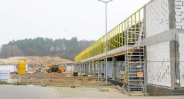 Trwa rozbudowa centrum handlowego przy ul. Wybickiego w Bytowie. Jakie sklepy się tam znajdą?