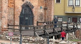 Znów można bezpiecznie wejść na drewnianą konstrukcję przy pl. Garncarskim w Bytowie