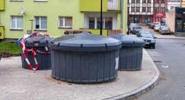 Ich opróżnianie zajmuje więcej czasu, potrzebny jest też specjalny pojazd. W sumie jednak rozładowanie jest tańsze niż tradycyjnych pojemników