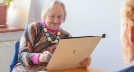 Trochę fioletu we włosach i różu w kącikach oczu, czyli o portretowaniu redakcji
