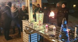 Stoły przykryte folią termiczną i puste talerze, a wszystko na przystanku autobusowym. Kolędowanie grupy POMOST