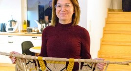 „Musimy nauczyć się doceniać rękodzieło”. Rozmawiamy z Mirosławą Chwarzyńską, która wyspecjalizowała się w pleceniu makram