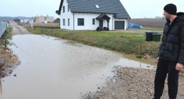 „Brudzą mi elewację” - mówi mieszkaniec Borzytuchomia. „Formalnie to nie jest droga” - odpowiada wójt
