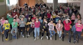 Jak bezpiecznie spędzić ferie zimowe? Uczniom Zespołu Szkół w Tuchomiu opowiadali o tym policjanci i strażacy