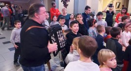 Produkty przynosili całymi kartonami. Zbiórka produktów na rzecz ukraińskich dzieci w Zespole Szkół w Tuchomiu