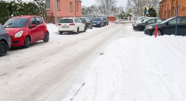 Na szczęście ma się ocieplić. 2,6 km po zaśnieżonych bytowskich ulicach [FILM]