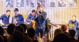 Emocje przelał na muzykę. Podzielił się nią w „Jasiu Kowalskim”. Koncert Wojciecha Staroniewicza